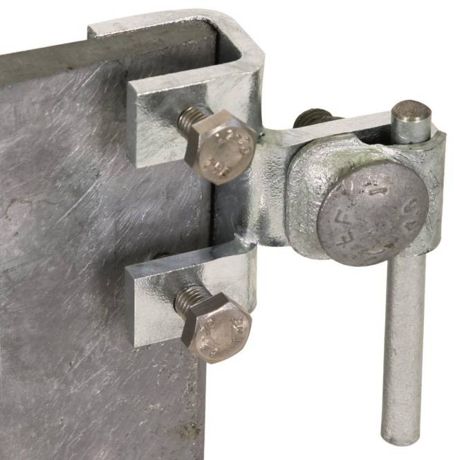 Eine Metallklemme hält ein flaches, rechteckiges Metallstück sicher fest und zeigt damit ihre mechanische Befestigungsfunktion mit Schrauben und einem zylindrischen Bolzen.