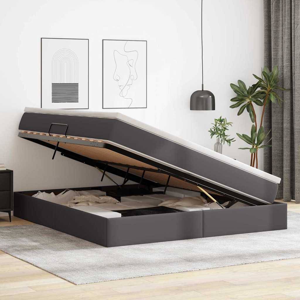 Ein modernes Schlafzimmer mit einem Bett mit erhöhtem Stauraum, an dem offene Fächer sichtbar sind. Die minimalistische Dekoration umfasst abstrakte Kunst, eine Pendelleuchte und eine Pflanze.