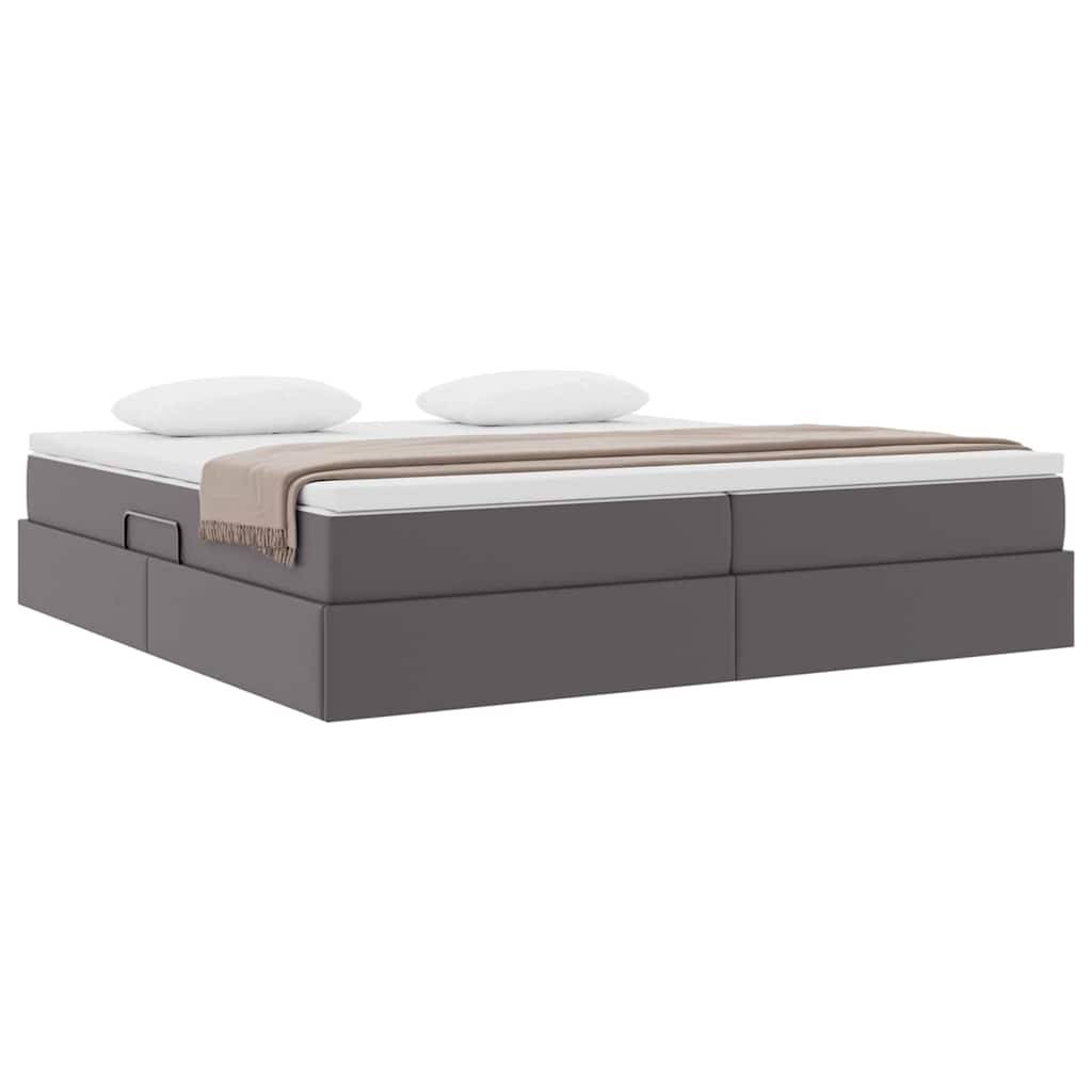 Ein modernes graues Plattformbett mit zwei Kissen und einer beige Decke, ordentlich auf einer Matratze angeordnet, in einem minimalistischen Stil.