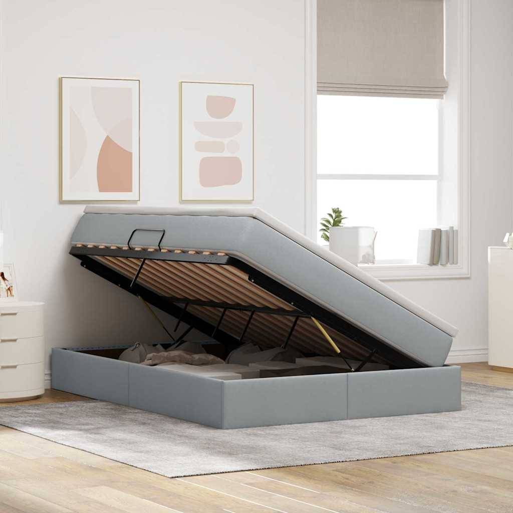 Ein Schlafzimmer mit erhöhtem Speicherbett, das Platz darunter offenlegt. Das Zimmer verfügt über abstrakte Wandkunst, ein Fenster mit Jalousien und eine kleine Pflanze.