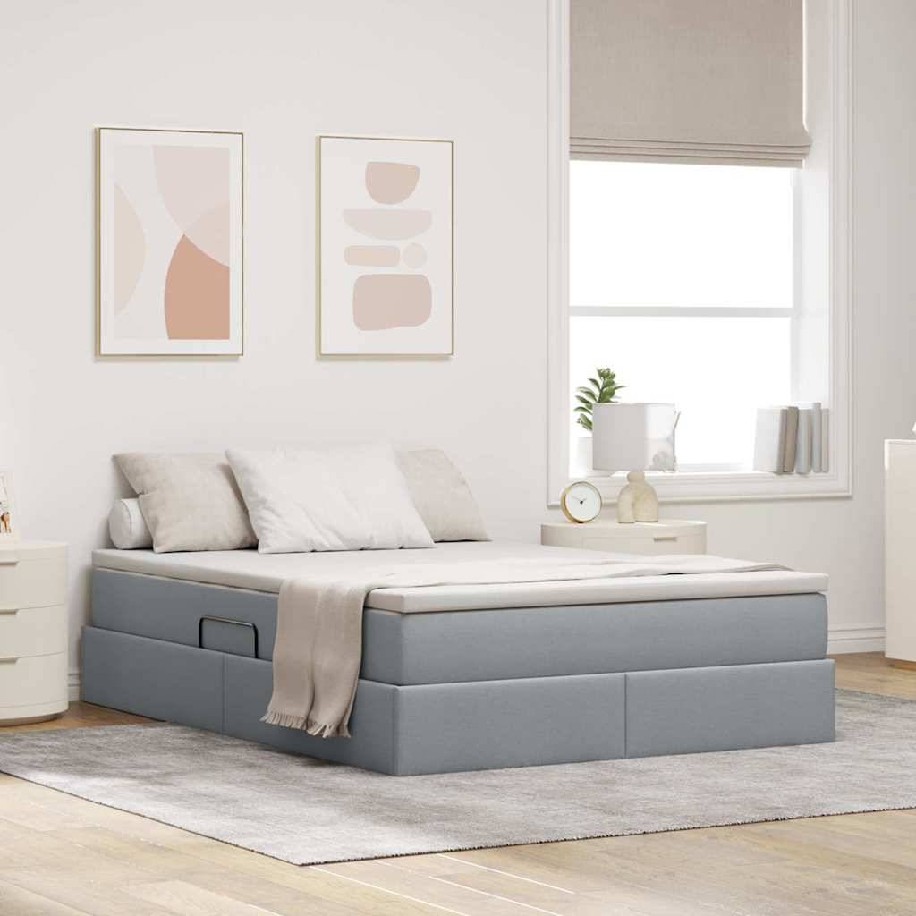 Ein modernes Schlafzimmer zeigt ein graues Podestbett mit weißer Bettwäsche, einen Nachttisch mit einer Lampe und abstrakte Kunst an der Wand. Sanftes Licht.