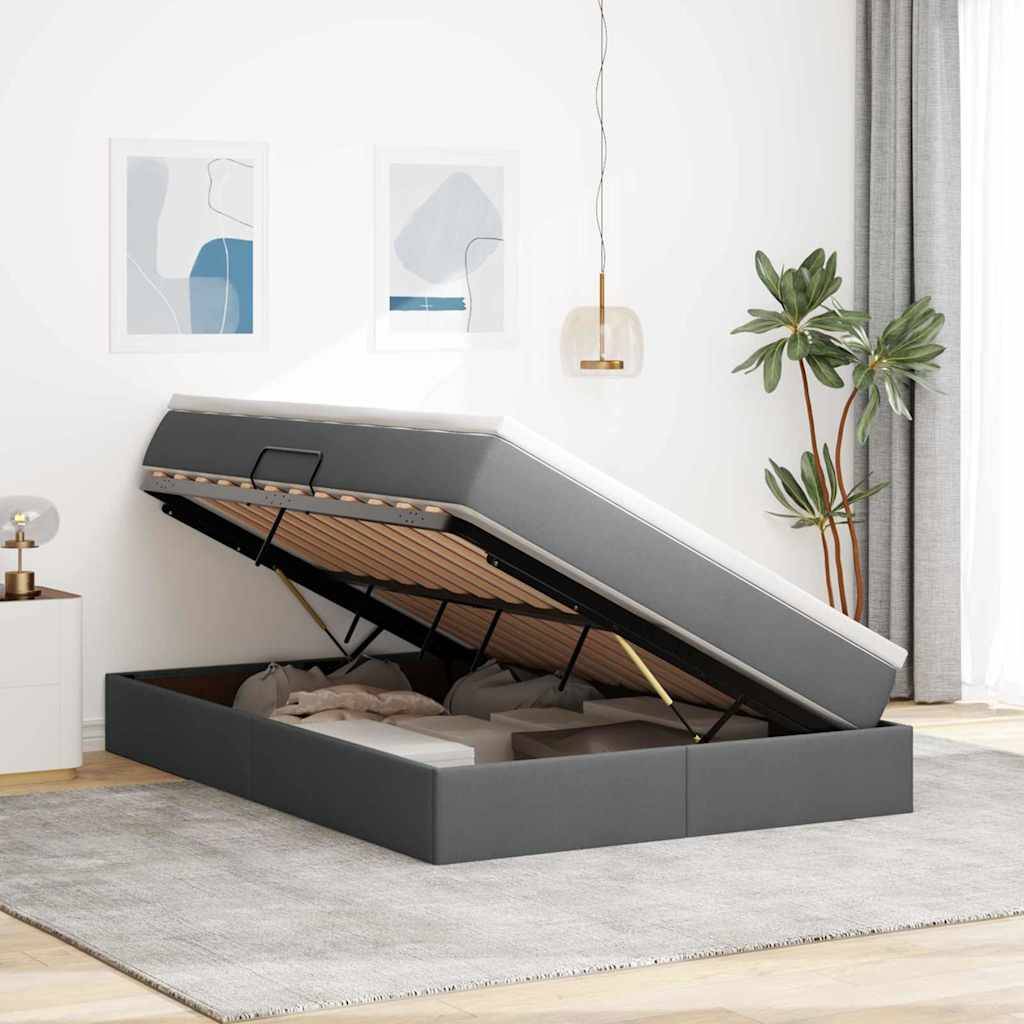 Ein modernes Schlafzimmer mit einem grauen Stauraumbett, geöffnet, um gelagerte Gegenstände sichtbar zu machen. Minimalistische Dekoration umfasst abstrakte Kunst, eine hängende Leuchte und eine Pflanze.