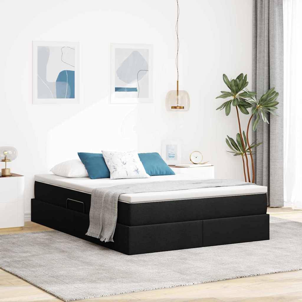 Modernes Schlafzimmer mit einem schwarzen Bett, weißen Laken, blauen und weißen Kissen, Wandkunst, Pendelleuchte und einer großen Pflanze neben dem Fenster.