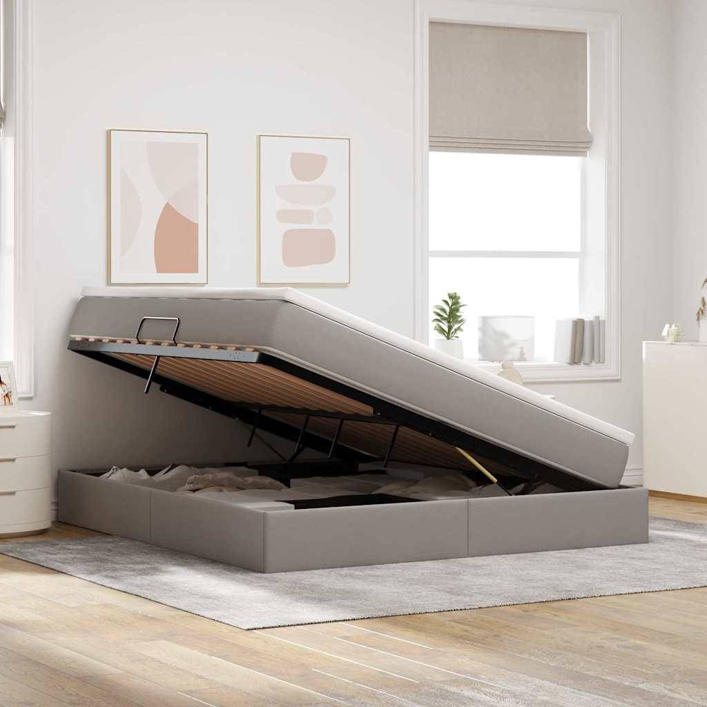Ein modernes Schlafzimmer mit einem grauen Bettgestell mit Stauraum, das seinen Hubmechanismus zeigt und reichlich Stauraum unter der Matratze offenlegt.