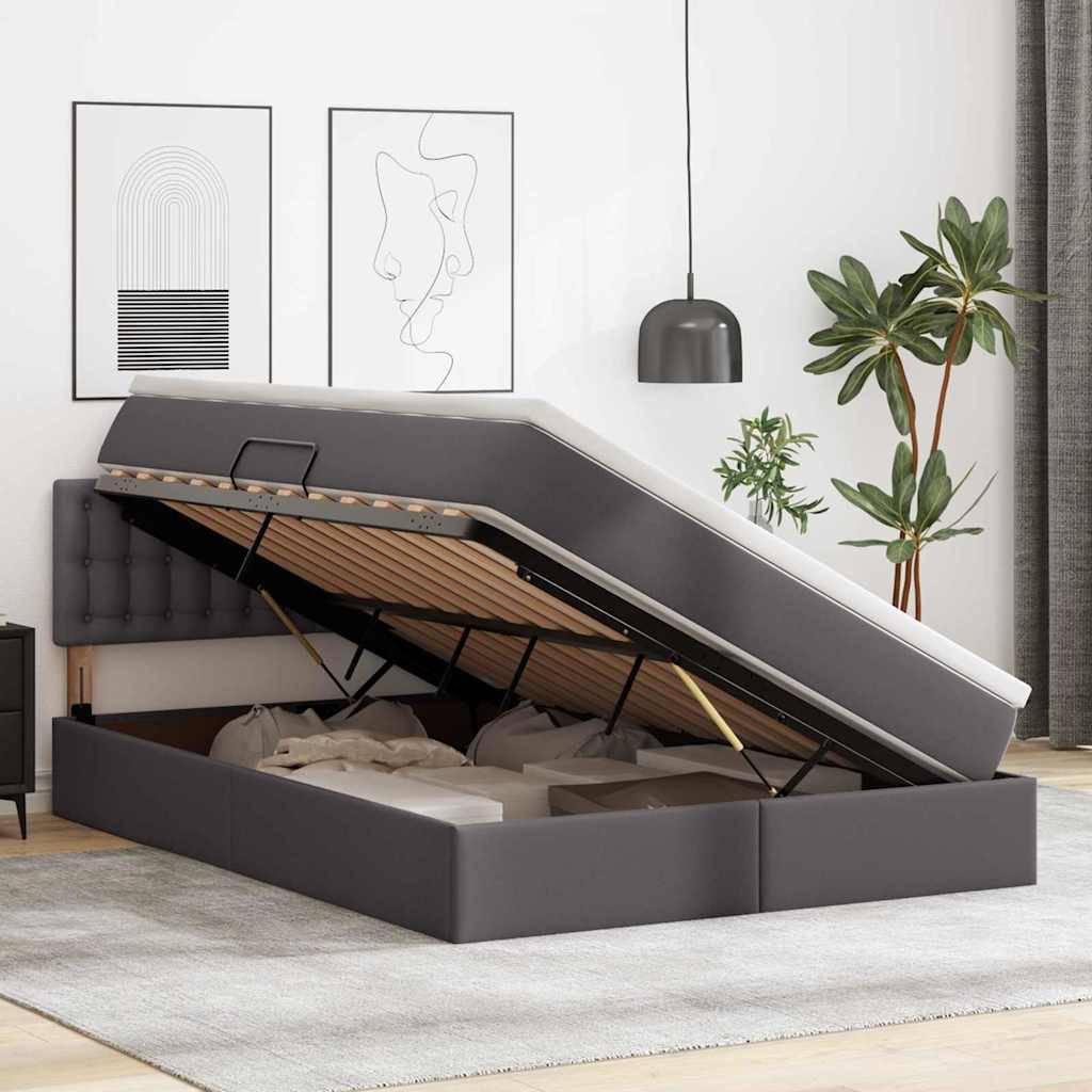 Ein modernes Schlafzimmer präsentiert ein graues Stauraumbett mit einer offenen hydraulischen Hebevorrichtung, die einen Stauraum unter dem Bett freilegt. Minimalistische Wandkunst und eine Pflanze dekorieren den Raum.