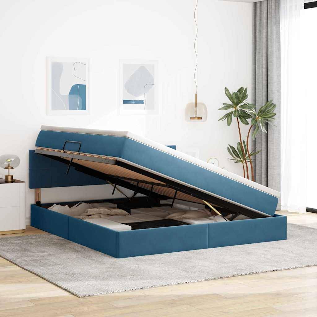 Ein modernes Schlafzimmer mit einem blauen Hubbett, das reichlich Stauraum darunter offenbart. Heller Raum mit abstrakten Kunstwerken, Zimmerpflanze und Pendelleuchten.