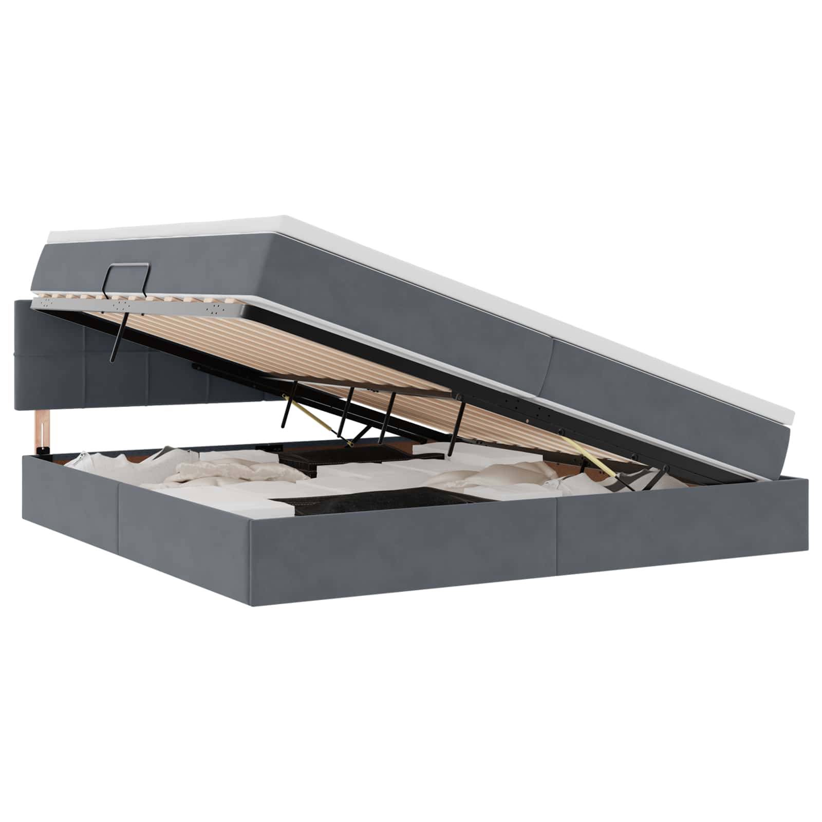 Bettrahmen mit Hydrauliklift geöffnet, wobei der Stauraum unter dem Bett mit Bettwäsche gefüllt ist.
