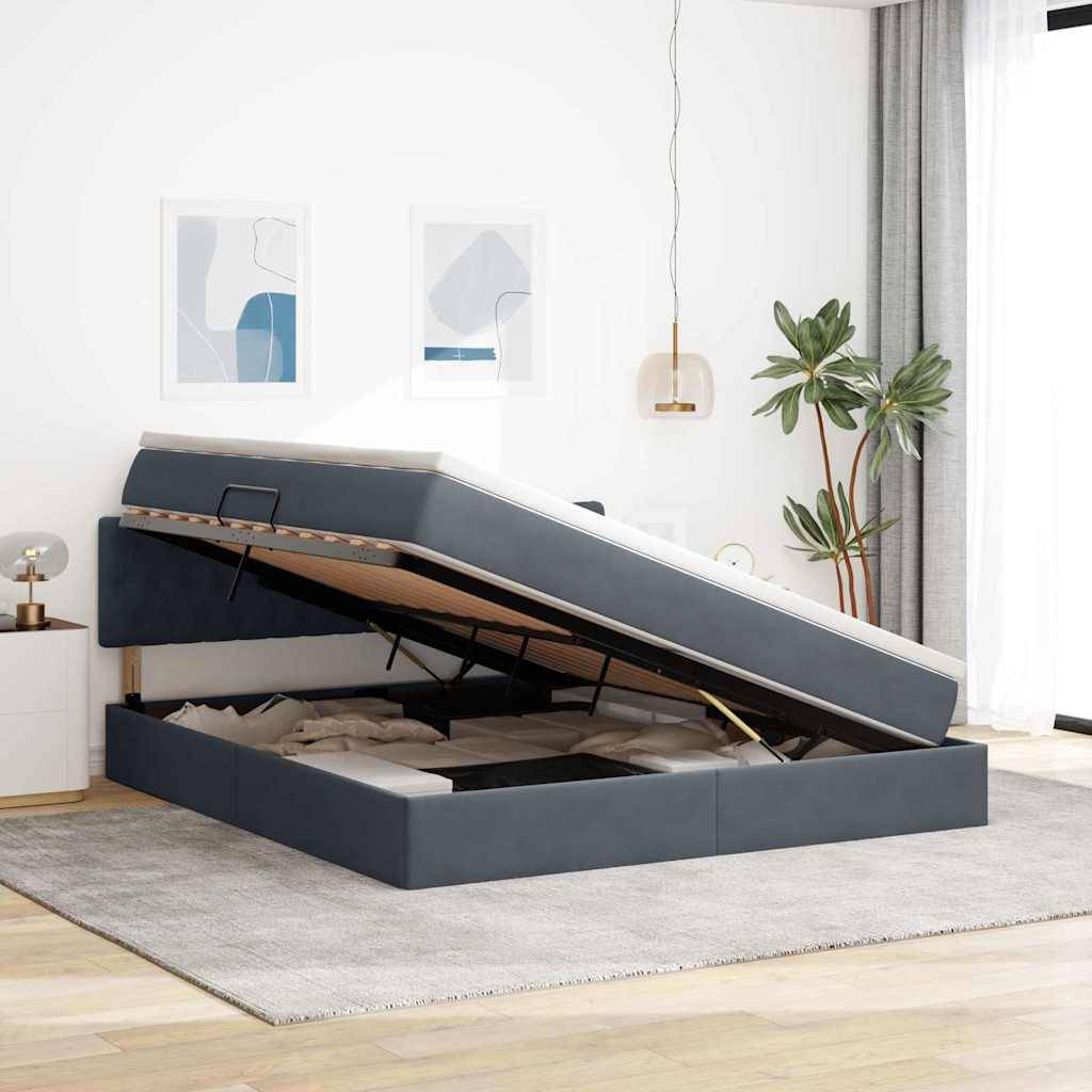 Bett mit einem offenen Stauraum darunter, in einem modernen Schlafzimmer mit abstrakter Wandkunst, einer Pflanze und einer Leuchte.