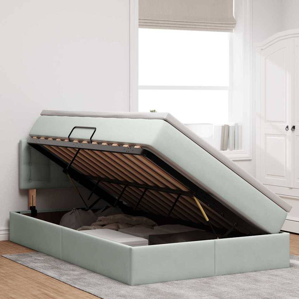 Ein hellgraues Speicherbett mit einem offenen hydraulischen Hebesystem zeigt den Stauraum darunter, eingebaut in einem hellen, modernen Schlafzimmer.