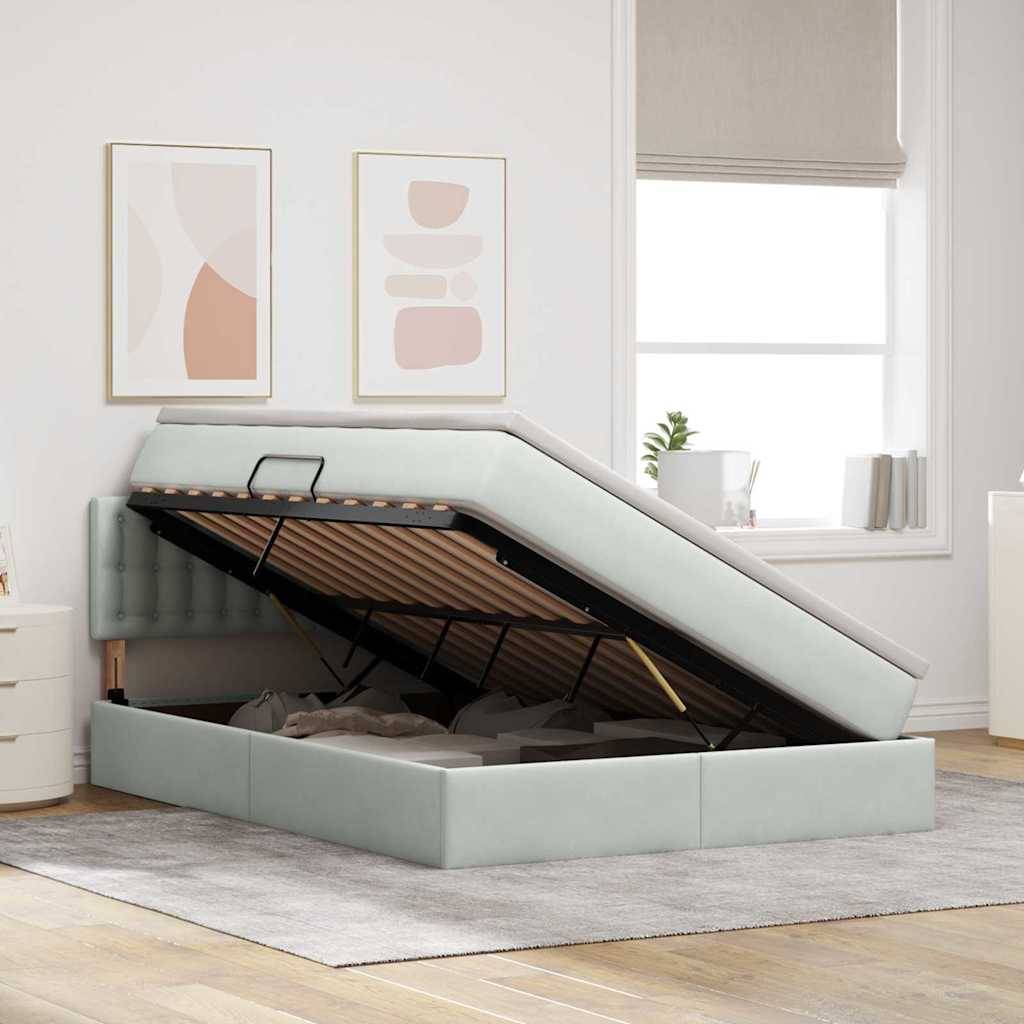 Ein modernes Schlafzimmer mit einem offenen Bett mit Stauraum, das zusätzliche Platz unter der Matratze offenbart, mit neutralen Tönen und minimalistischer Dekoration.