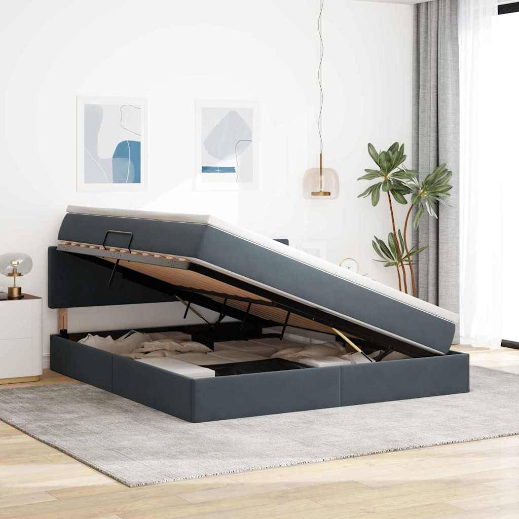 Ein modernes Schlafzimmer präsentiert ein Plattformbett mit einem offenen Stauraum darunter. Die minimalistische Dekoration umfasst abstrakte Kunst und eine Bodenpflanze.