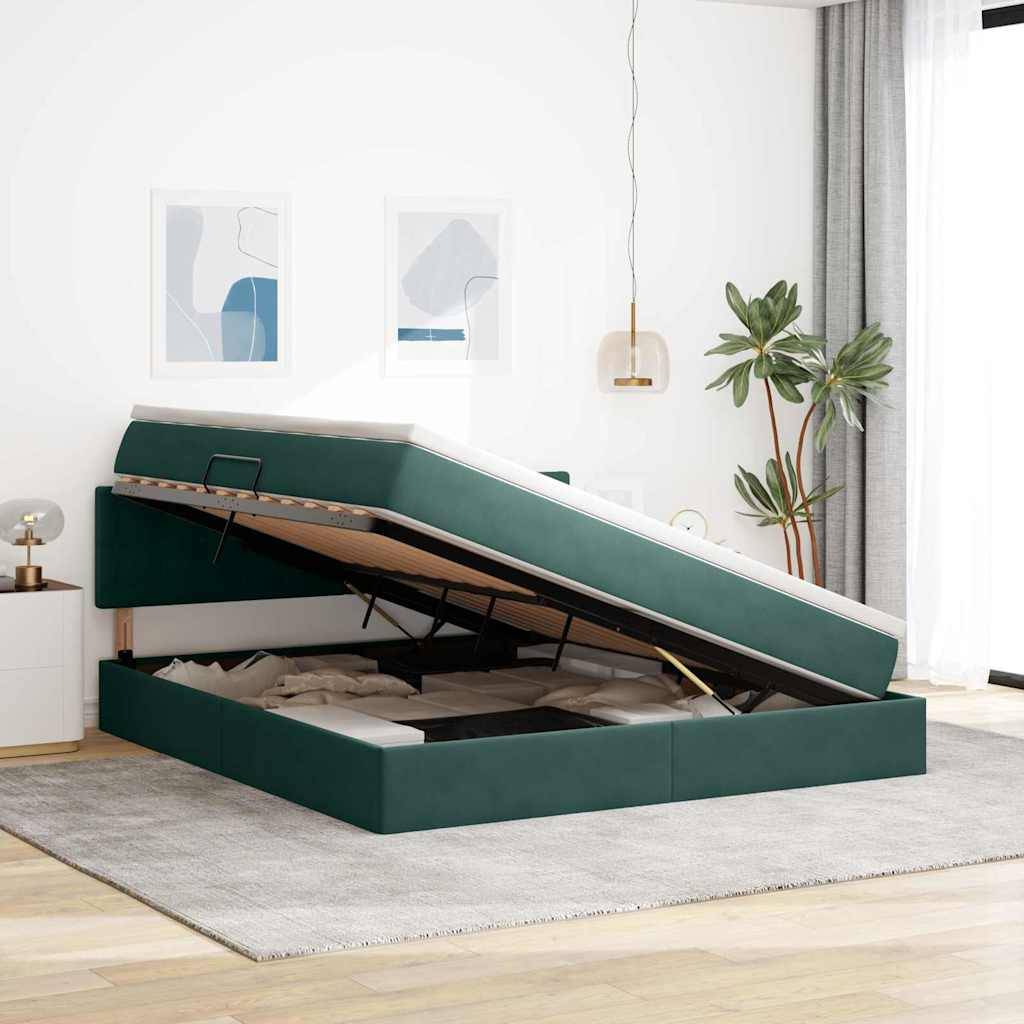 Ein modernes Schlafzimmer zeigt ein grünes Stauraumbett, bei dem die Matratze angehoben ist, um den verborgenen Stauraum darunter freizulegen, umgeben von minimalistischer Dekoration.
