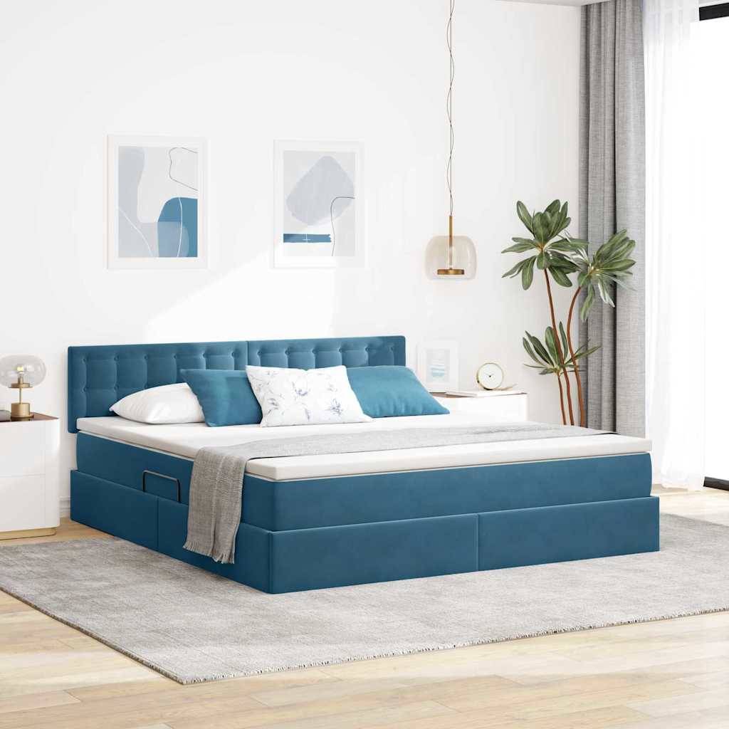 Ein modernes Schlafzimmer mit einem blau gepolsterten Bett, weißer Bettwäsche und blauen Akzentkissen. Kunstwerke, eine hängende Lampe und eine Topfpflanze vervollständigen die Dekoration.