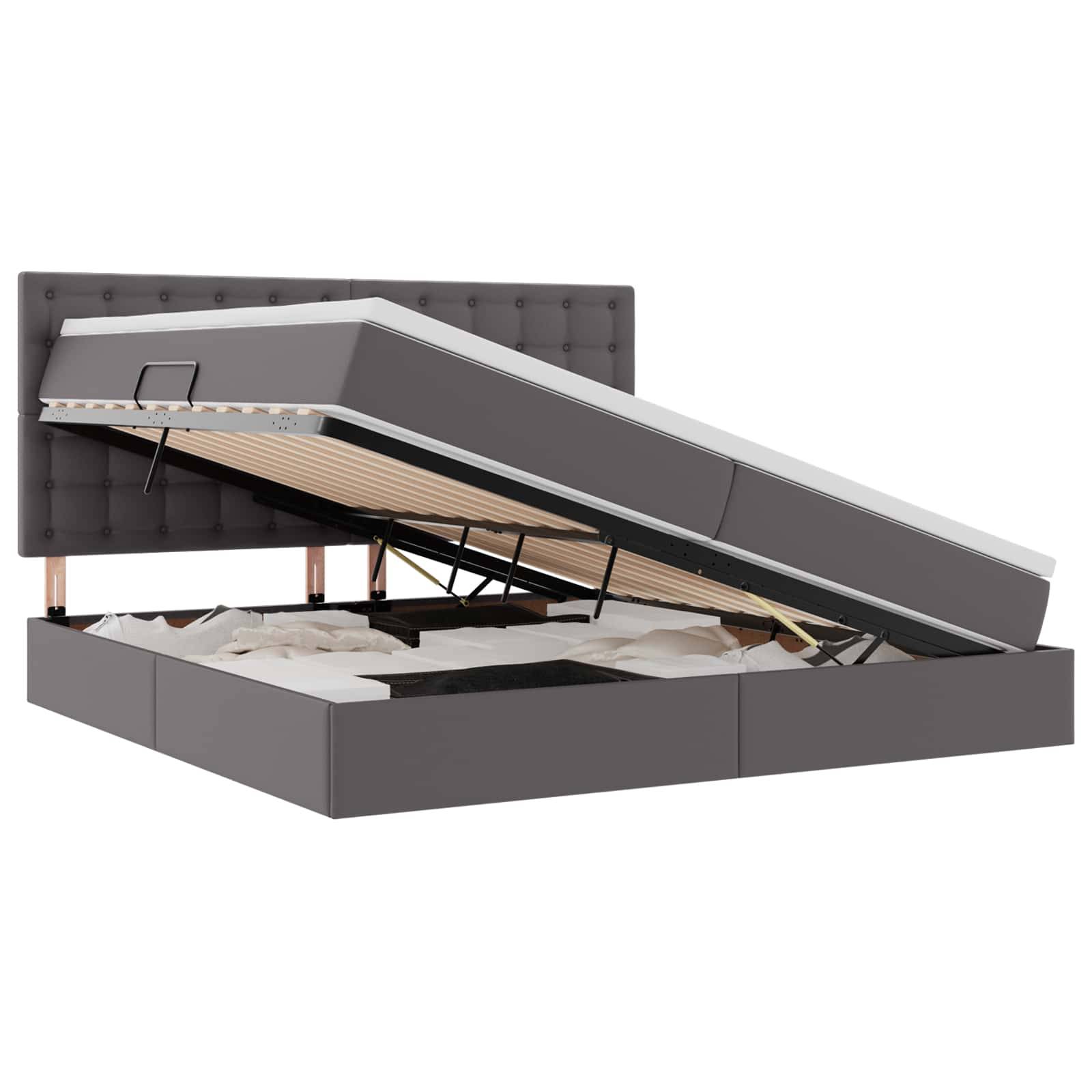 Ein graues Polsterbett mit Stauraum und einem hydraulischen Hubmechanismus, das teilweise geöffnet ist und den Stauraum unter dem Bett für Organisationszwecke freilegt.