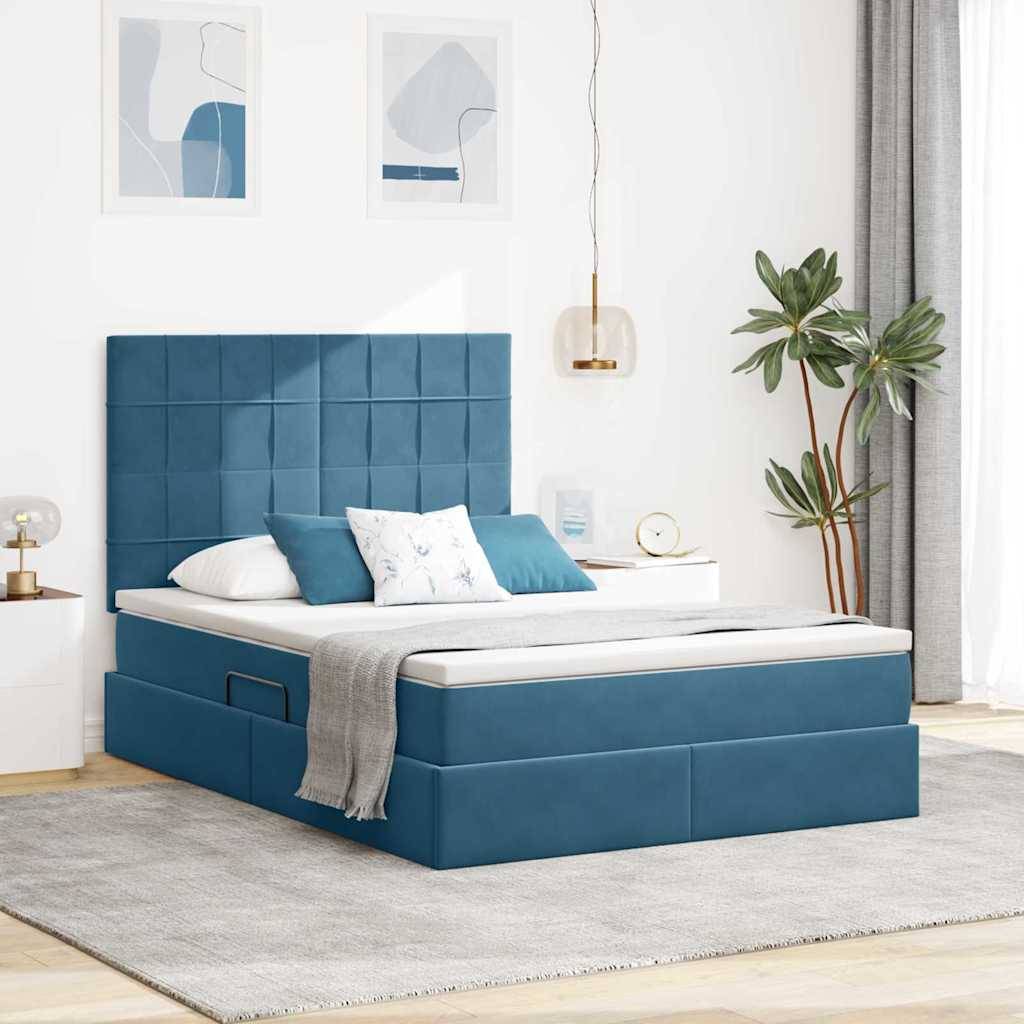 Ein modernes Schlafzimmer mit einem blau gepolsterten Bett, das einen gesteppten Kopfteil hat, weißer Bettwäsche und einer grauen Decke. In der Nähe befinden sich eine Pflanze und Wanddekoration.