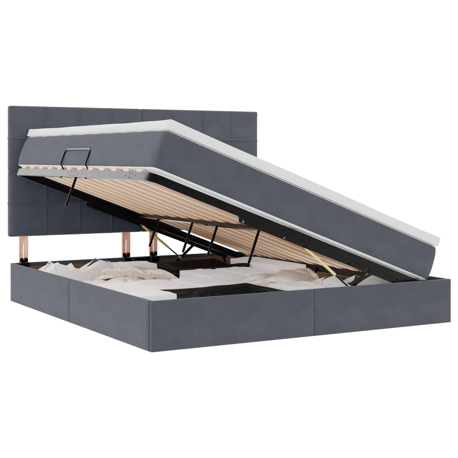 Ein graues gepolstertes Bett mit Stauraum und einer Matratzenplatte, die sich hochklappen lässt und Aufbewahrungsplatz darunter freigibt.