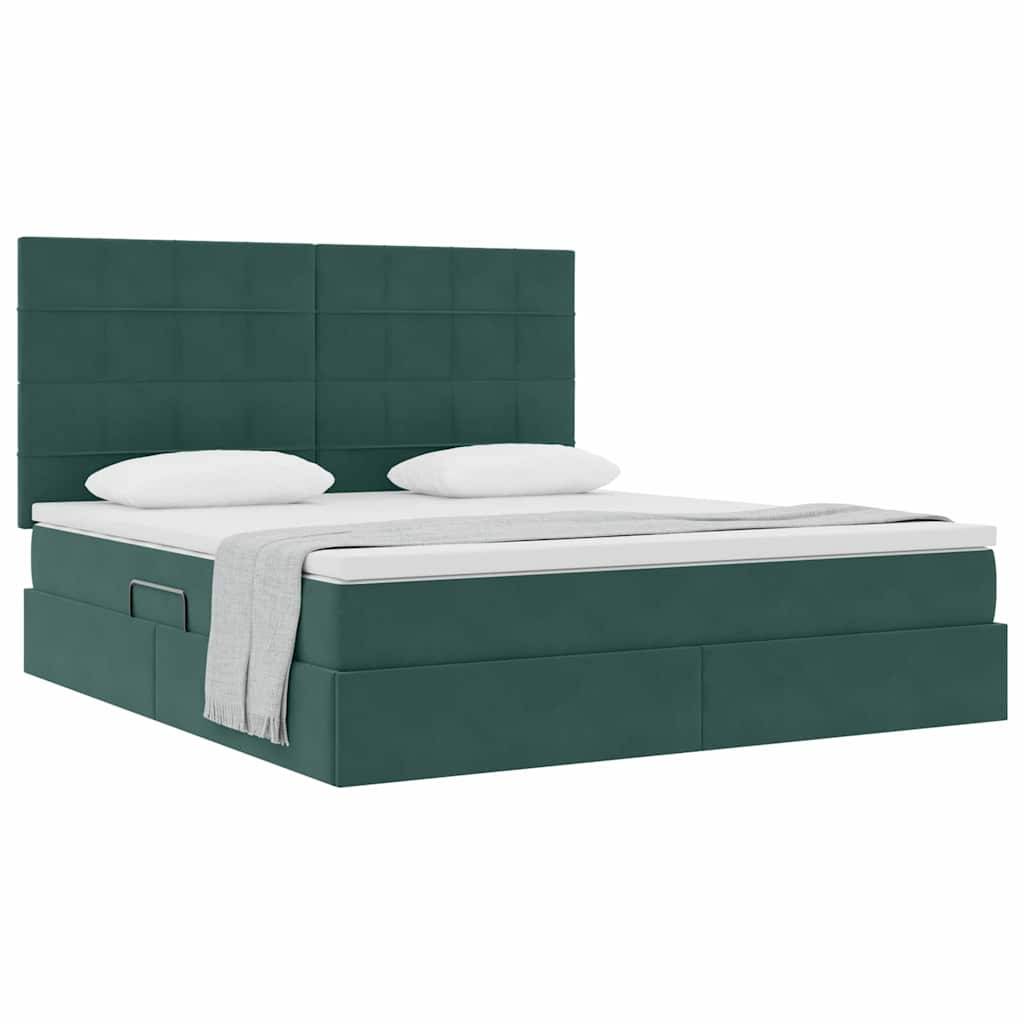 Grünes gepolstertes Bett mit einer hohen, geknöpften Rückenlehne und zwei weißen Kissen auf einer Matratze. Eine leichte Decke ist über die Seite gebreitet.