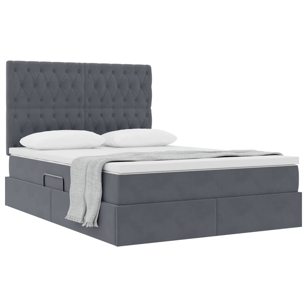 Ein graues gepolstertes Bett mit einer getufteten Kopfstütze ist zu sehen, mit einer ordentlich gefalteten hellgrauen Decke und zwei weißen Kissen.