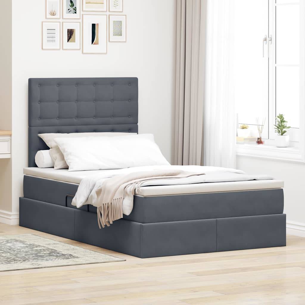 Ein modernes Schlafzimmer mit einem grau gepolsterten Bett, weißer Bettwäsche und einer hellen Wurfdecke. Wanddekoration und ein großes Fenster bringen Helligkeit in den Raum.