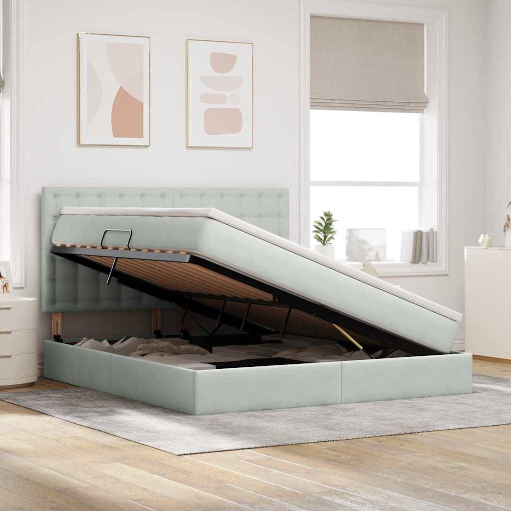 Schlafzimmer mit einem hellgrauen gepolsterten Bett mit Stauraum, geöffnet, um den verborgenen Stauraum zu enthüllen. Moderne Kunst an den Wänden, große Fenster, neutrale Dekoration.