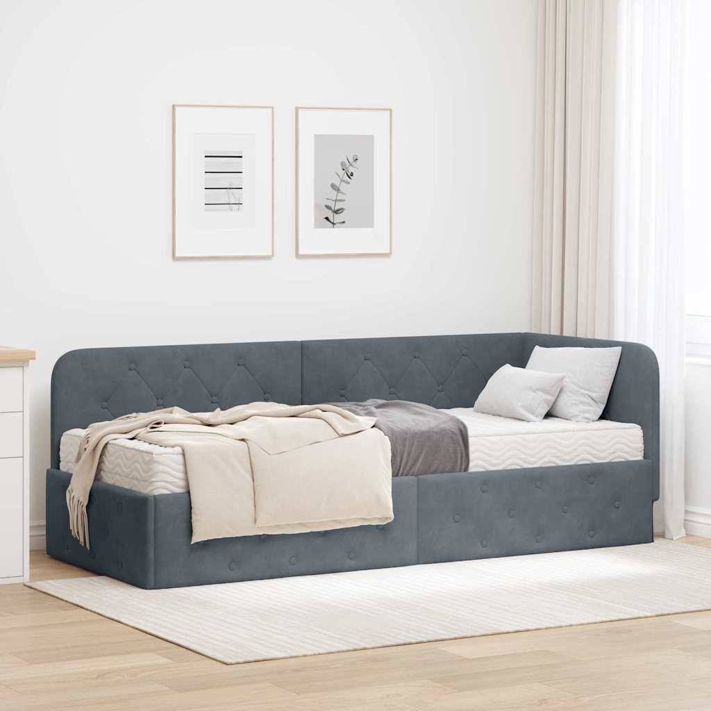 Ein minimalistisches Schlafzimmer mit einem Holzbett, heller Bettwäsche, zwei gerahmten Blattdrucken darüber und einem Nachttisch. Weiches natürliches Licht erfüllt den Raum.
