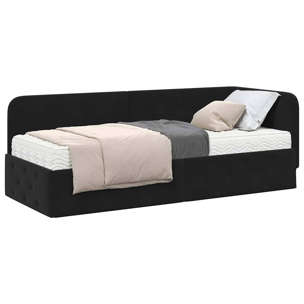 Schwarzes gepolstertes Schlafsofa, dargestellt als Tagesbett in Zwillingsgröße mit weißer Matratze, beige und grauem Bettzubehör und Kissen auf weißem Hintergrund.