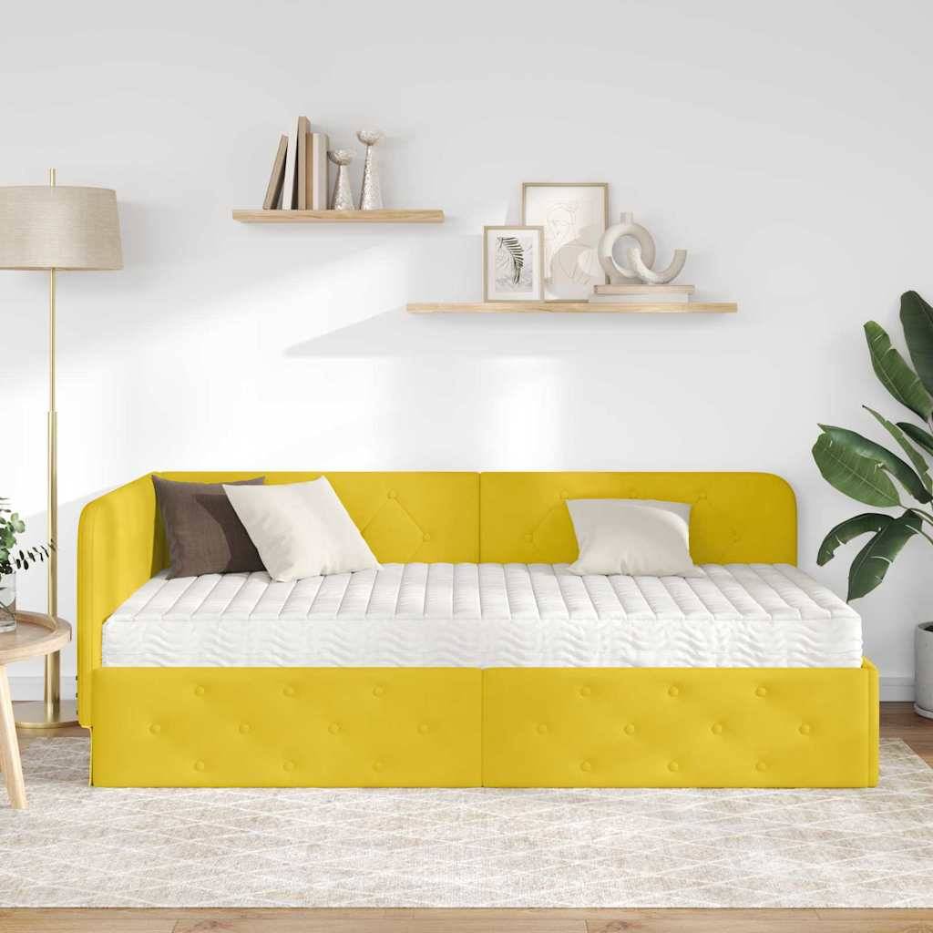 Ein moderner, minimalistischer Wohnraum mit einem gelben Tagesbett, weißen Kissen, einer Stehlampe, Regalen mit Dekorationen und einer großen grünen Pflanze.