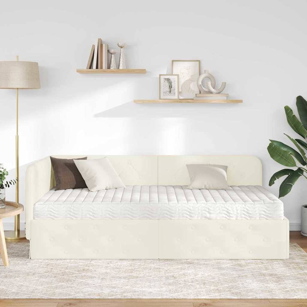 Ein modernes Wohnzimmer mit einem weißen Schlafsofa, beigen und braunen Kissen, einer Stehlampe, wandmontierten Regalen mit Deko und einer Pflanze.