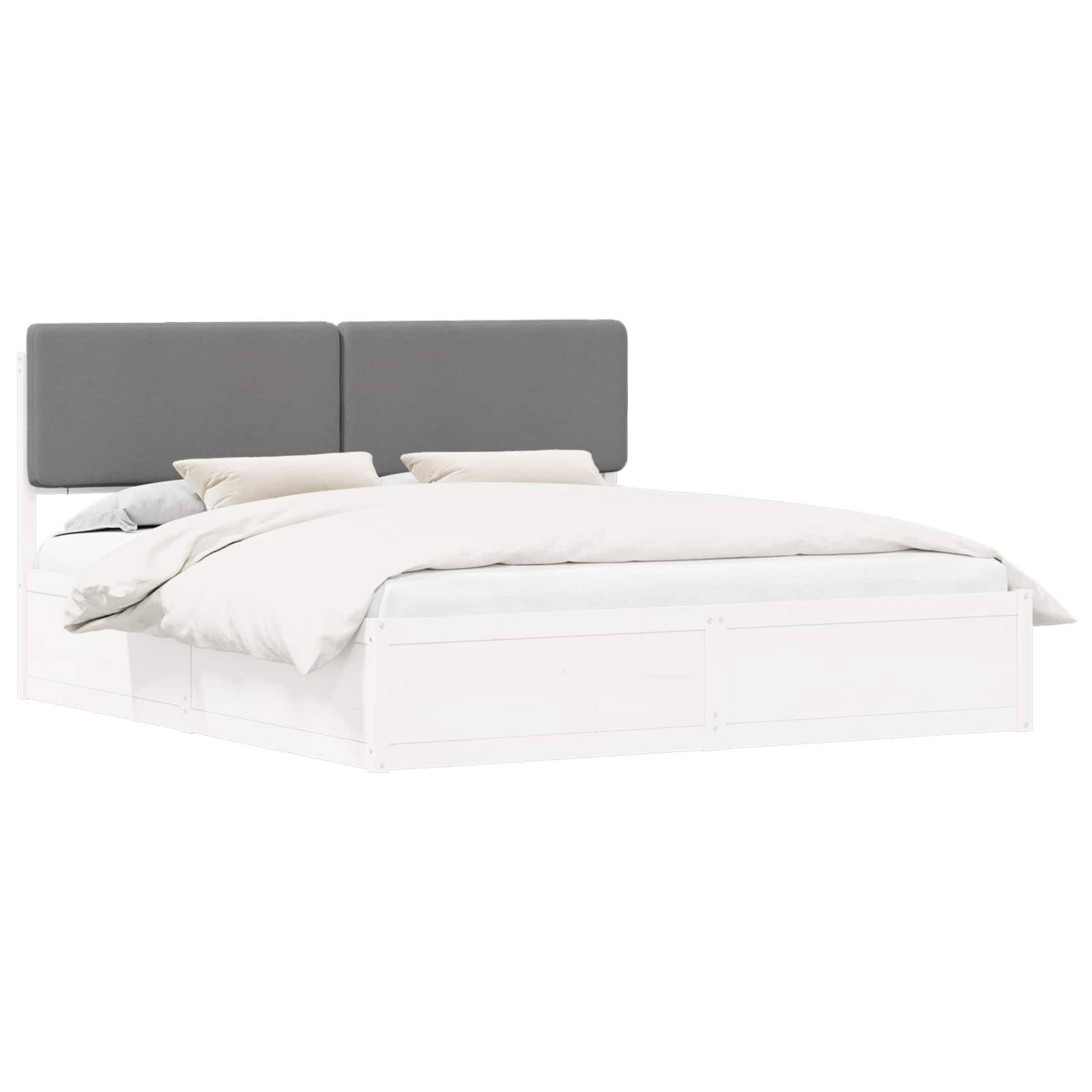 Ein minimalistisches weißes Bett mit einem grauen Kopfteil, heller Bettwäsche und zwei Kissen.