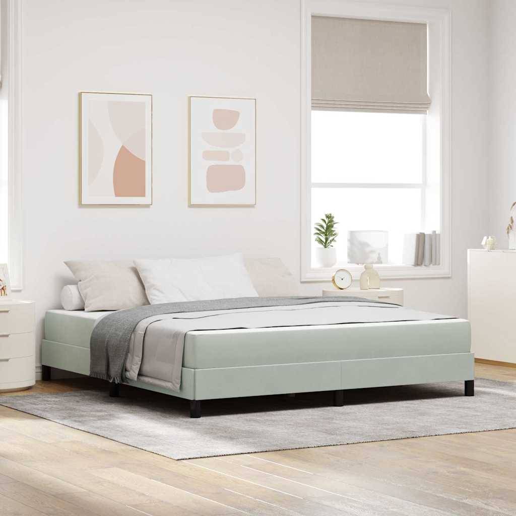 Ein modernes Schlafzimmer mit einem ordentlich gemachten Bett und neutraler Bettwäsche, zwei abstrakten Gemälden an der Wand und weichem, natürlichem Licht.