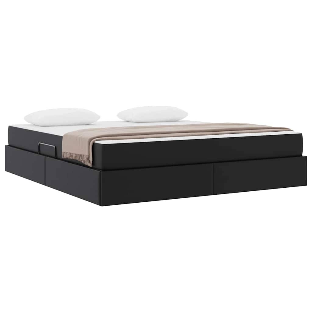 Ein schwarzes Plattformbett mit Staurageschubladen darunter, bedeckt mit einer braunen Decke und zwei weißen Kissen.