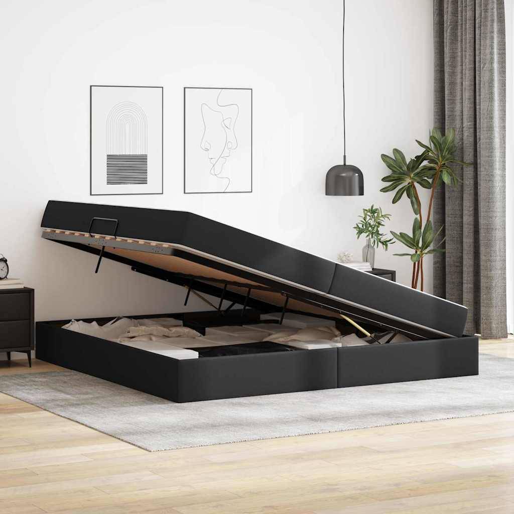 Ein elegantes Bett mit modernem schwarzem Rahmen verfügt unter sich über einen leicht zugänglichen Stauraum mit hydraulischem Hubmechanismus. Minimalistisches Dekor umgibt es.