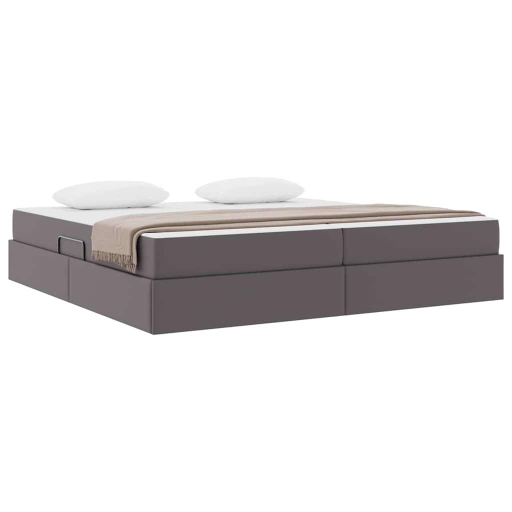 Ein schlichtes, modernes Plattformbett mit einem neutralen grauen Rahmen, weißer Matratze und zwei weißen Kissen; eine beige Decke, die sauber drapiert ist.