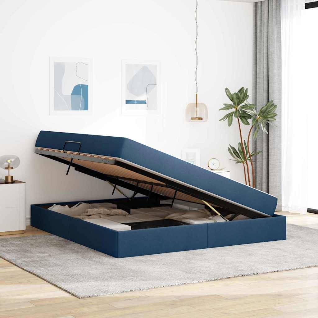 Ein modernes Schlafzimmer mit einem dunkelblauem Stauraumbett, das teilweise offen ist und den Stauraum im Inneren zeigt, auf einem hellgrauen Teppich mit minimalistischer Dekoration.