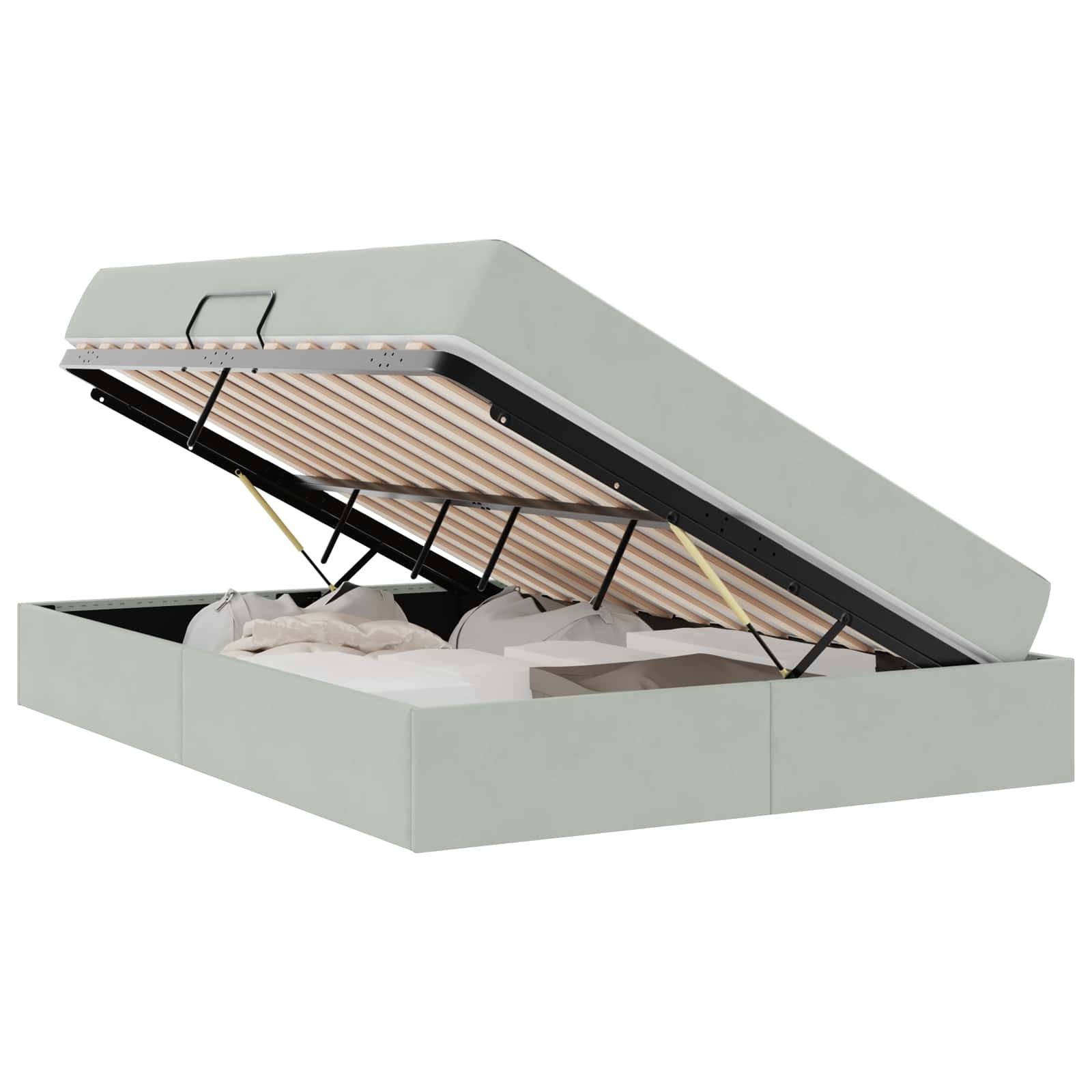 Ein hellgefärbter Polsterbettrahmen mit einer offenen Hubplattform, die Bettwäsche verstaut darunter zeigt.