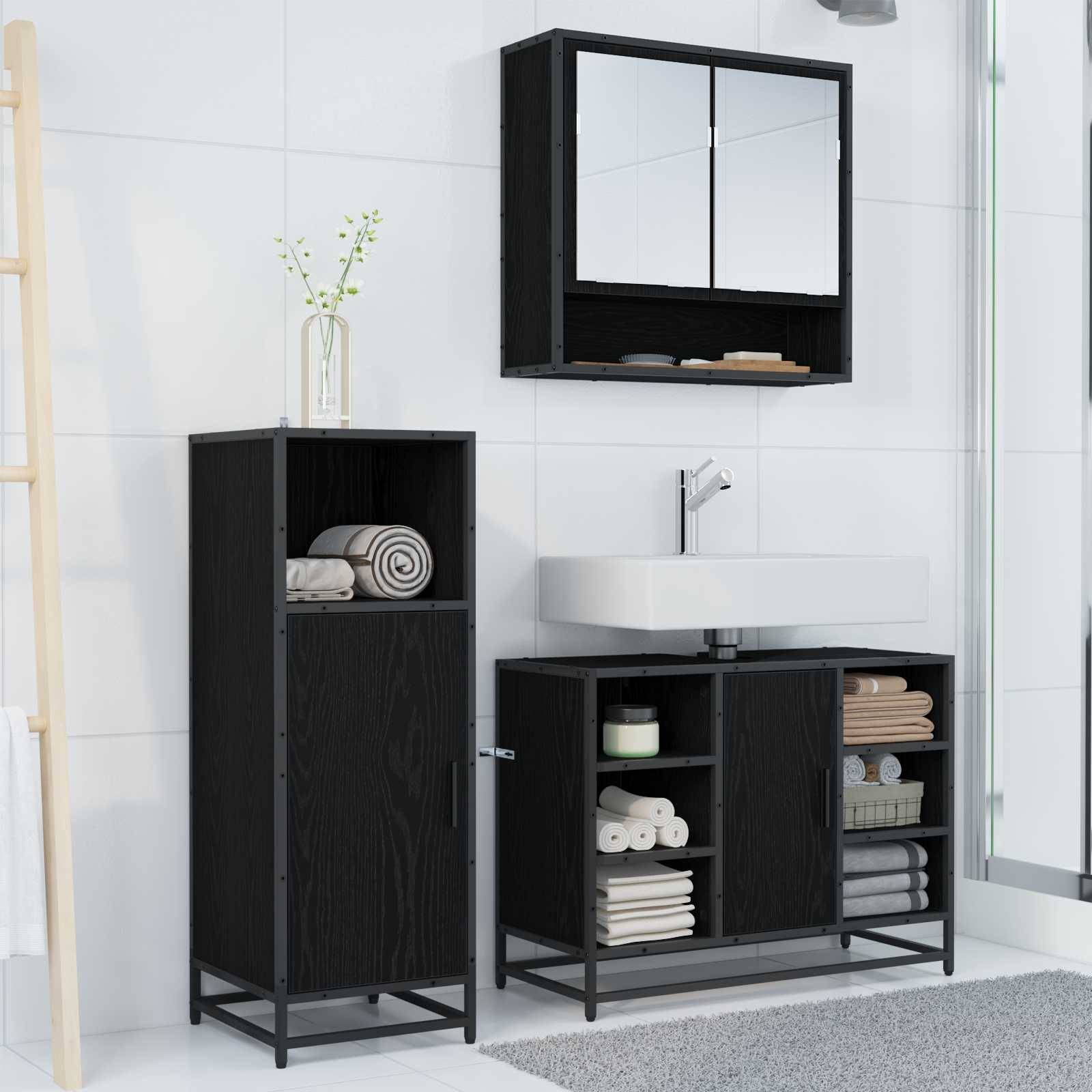 Ein modernes Badezimmer mit schwarzen Holzschränken, einem weißen Waschbecken und einem Spiegel. Handtücher und eine Pflanze sind dekorativ platziert und sorgen für ein ordentliches Erscheinungsbild.