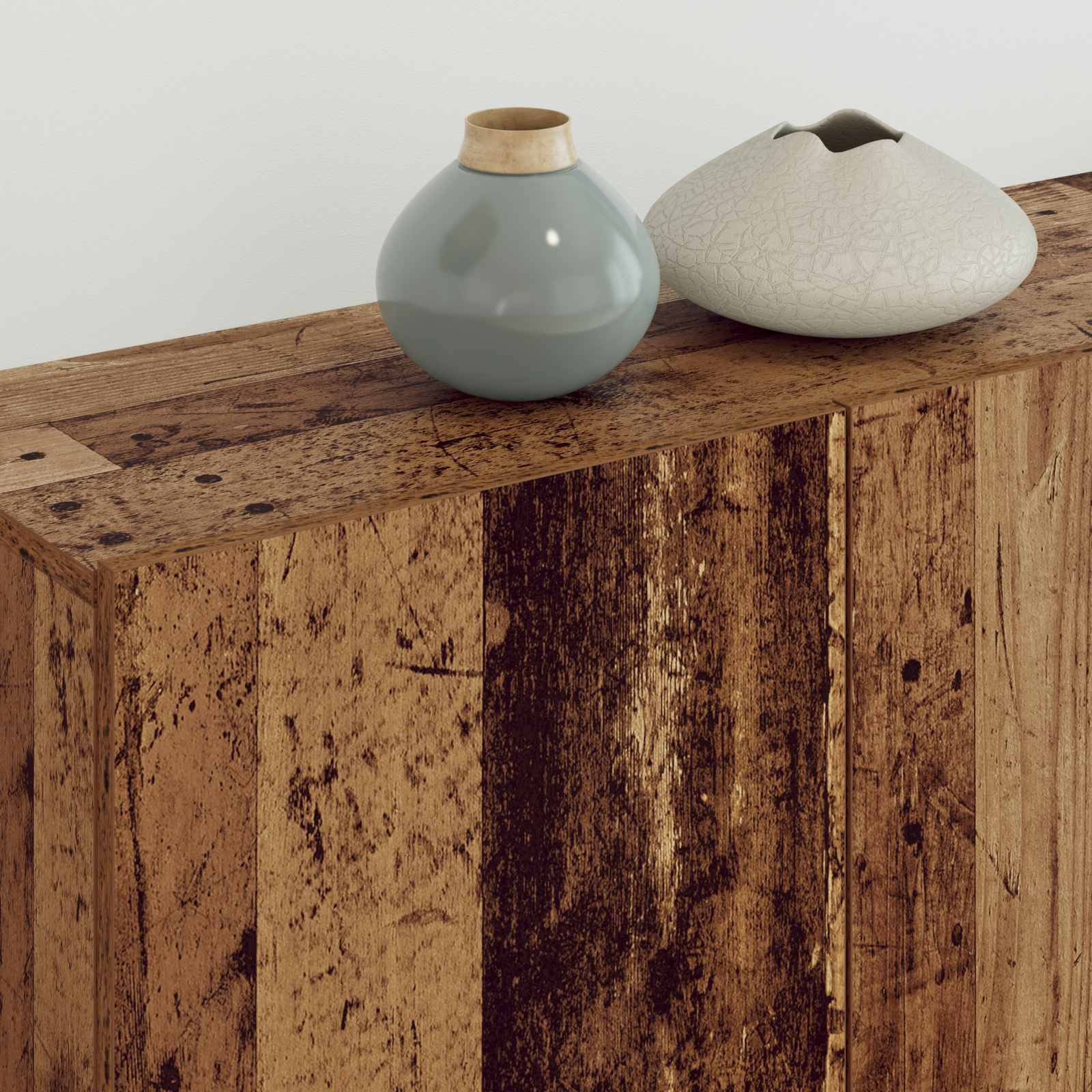 Ein Holztisch mit einer glatten, glänzenden Vase und einer texturierten, rissigen Vase obenauf, der den Kontrast zwischen eleganten und rustikalen Designs hervorhebt.