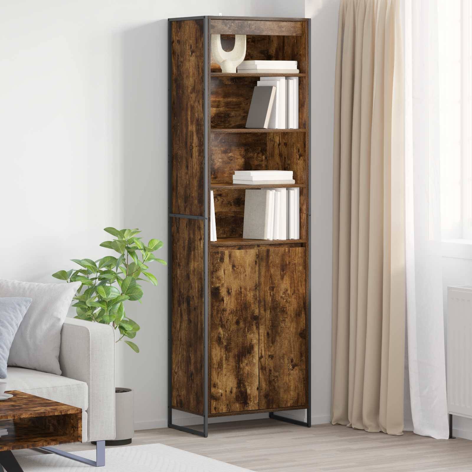 Holzbücherregal mit drei Regalen, das einige weiße Bücher und Dekorationsgegenstände trägt, neben einem Fenster mit beigen Vorhängen platziert.