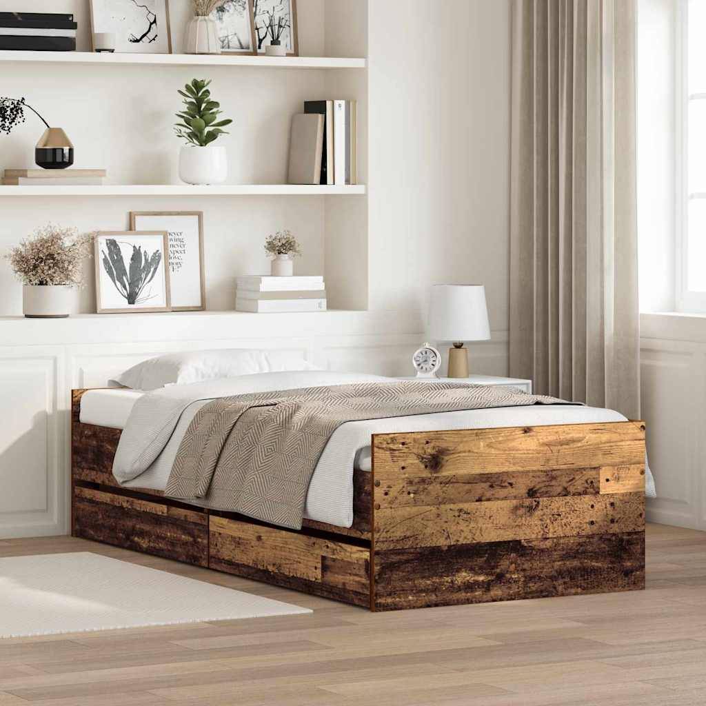 Ein rustikales Holzbett mit integrierten Staurageschubladen steht in einem hellen Raum mit weißen Wänden, Regalen mit Pflanzen und gerahmten Kunstwerken.