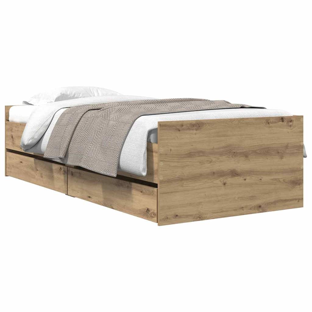 Ein Holzbett mit erhöhtem Kopfteil, weißer Bettwäsche und einer braun gemusterten Decke. Zwei Lagerschubladen sind darunter sichtbar.
