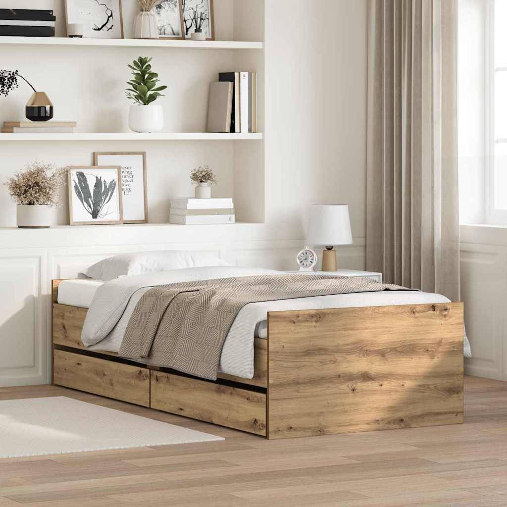 Ein gemütliches Schlafzimmer mit einem Holzbettgestell, beigefarbener Bettwäsche, einer Lampe und Regalen mit Büchern und Dekoration. Licht fällt durch cremefarbene Vorhänge herein.
