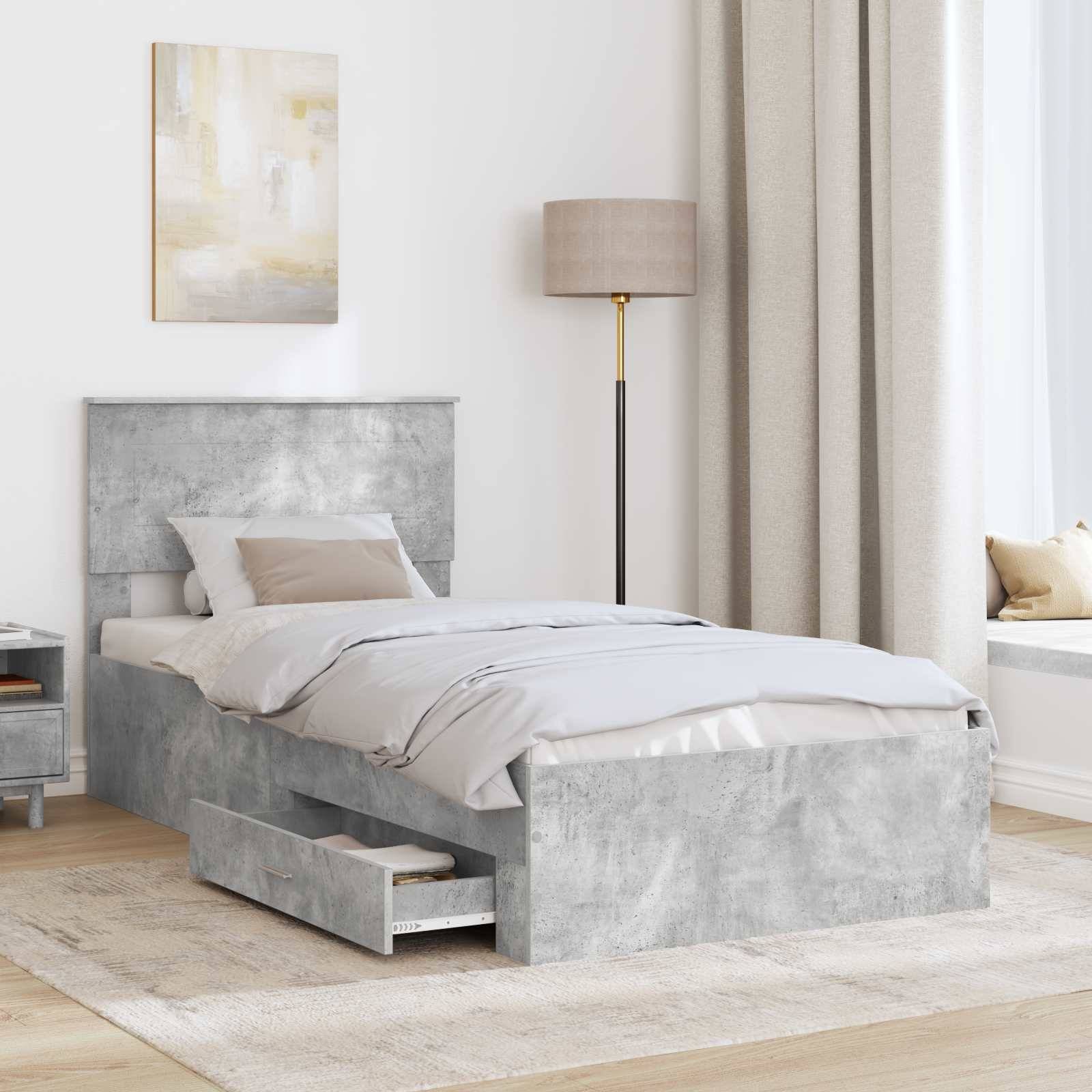 Ein minimalistisches Schlafzimmer mit einem grauen Plattformbett mit offener Schublade, heller Bettwäsche, einem beigen Bereichsteppich und einer Stehlampe neben dem Fenster.