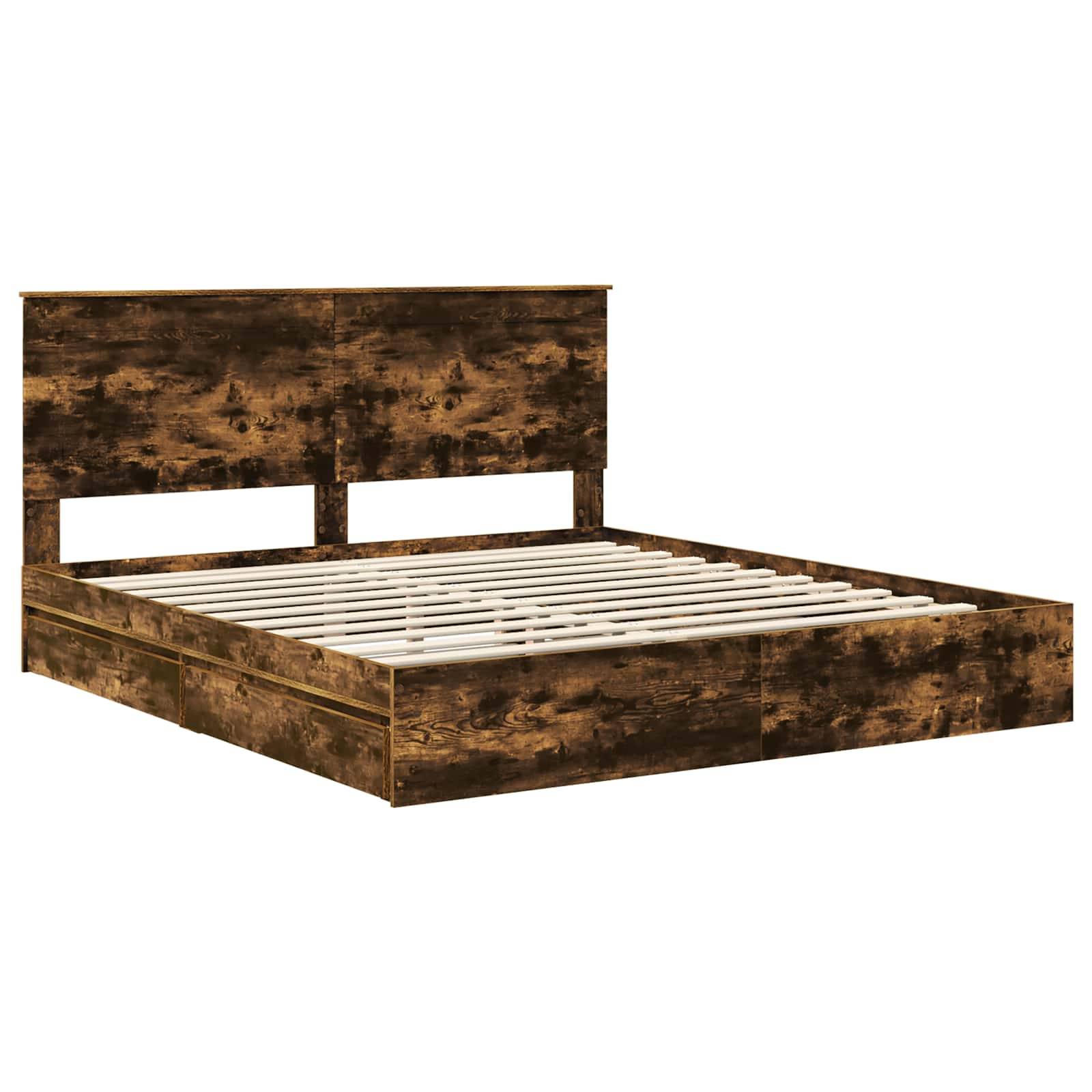 Holzbettgestell mit Kopfteil, versehen mit einer rustikalen Oberfläche. Das Gestell verfügt über Latten zur Matratzenunterstützung und überzeugt durch ein schlichtes, robustes Design.