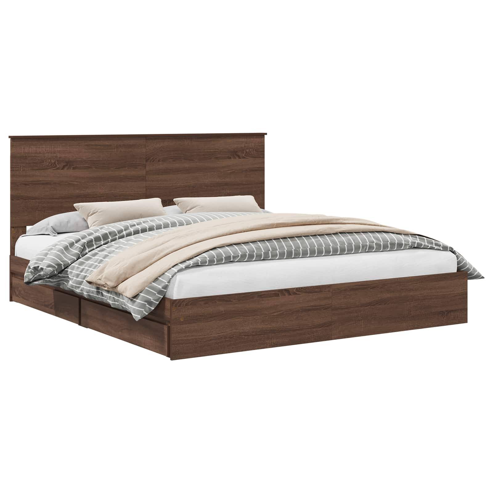 Ein Holzplattformbett mit Kopfteil, ausgestattet mit vier Kissen und einer gestreiften Decke.