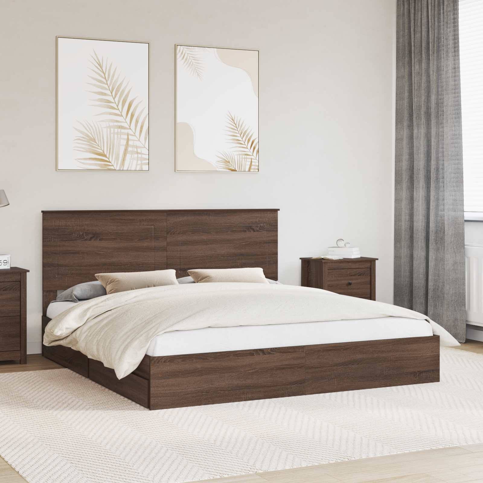 Ein Schlafzimmer mit einem hölzernen Doppelbett, weißer Bettwäsche, zwei Nachttischen, abstrakten Wandkunstwerken und einem beigen Teppich auf einem hellbraunen Holzboden.