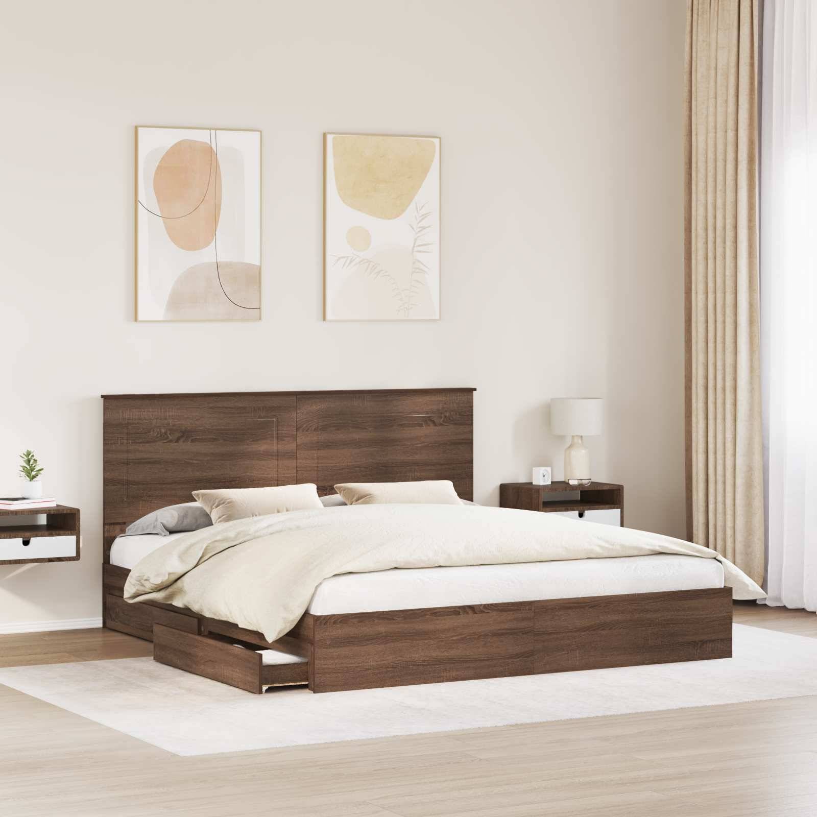 Ein modernes Schlafzimmer mit einem Holzbett, heller Bettwäsche, schwebenden Nachttischen, abstrakter Wandkunst und einem Fenster mit Vorhängen, das eine gemütliche Atmosphäre schafft.