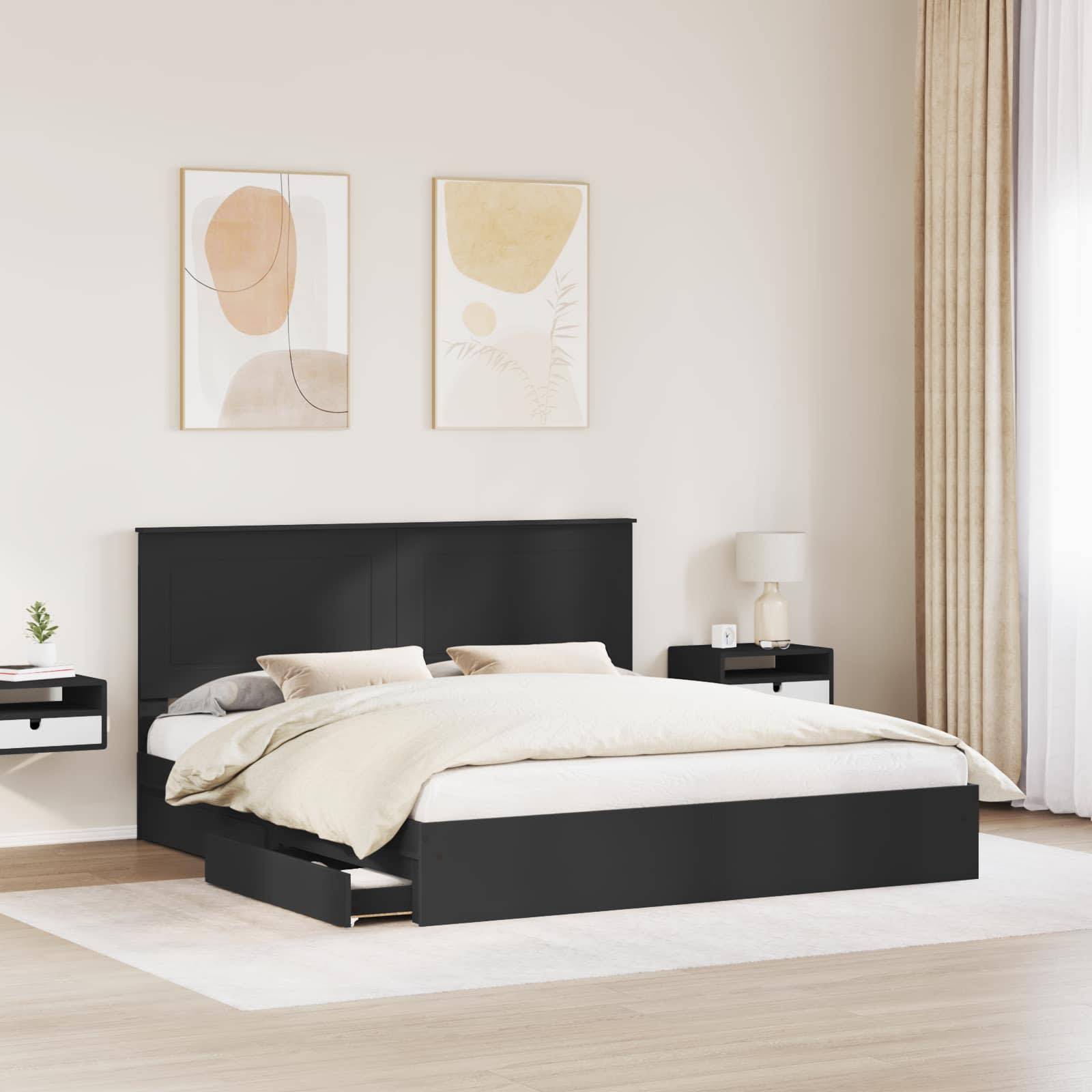 Ein modernes Schlafzimmer mit einem schwarzen Bett, das mit beigen Bettwäschestücken ausgestattet ist, zwei wandmontierte Nachttischen und abstrakten Kunstwerken über dem Kopfteil.