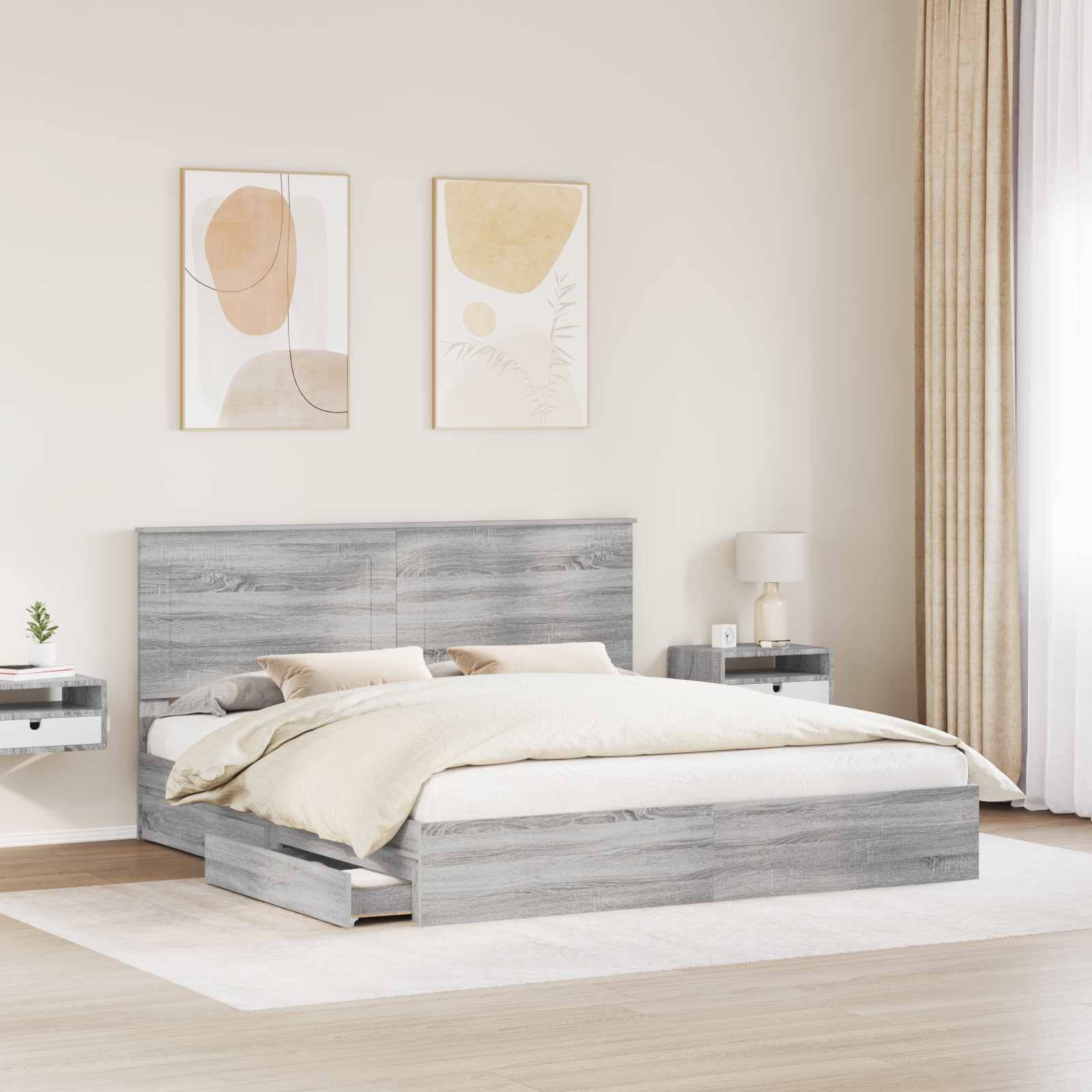 Modernes Schlafzimmer mit einem grauen Holzbett, weißer Bettwäsche, schwebenden Nachttischen, abstrakter Kunst an den Wänden und einem großen Fenster mit Vorhängen.