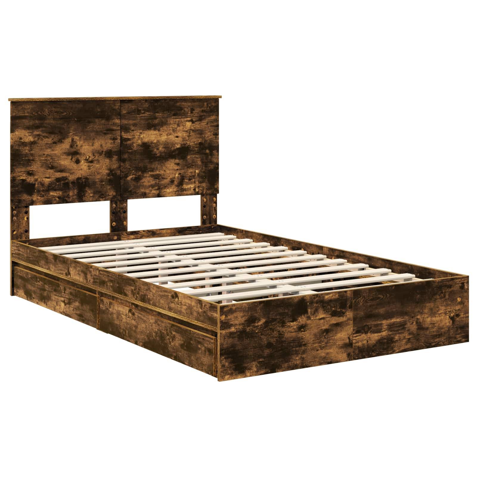 Ein Holzbettgestell mit rustikaler Oberfläche, das einen hohen Kopfteil und sichtbare Querbalken zur Matratzenunterstützung aufweist, aus einem schrägen Blickwinkel gesehen.