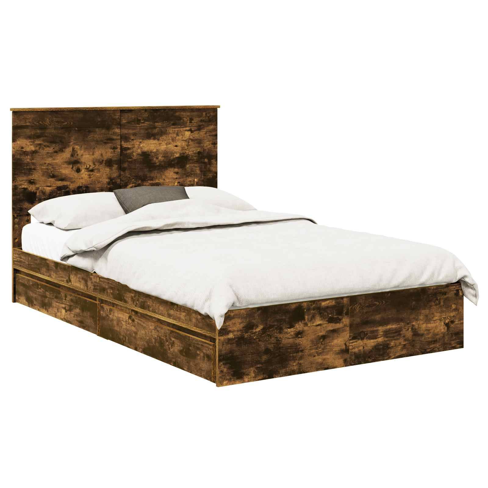 Ein Holzbett mit rustikalem Finish, mit weißer Bettwäsche und Kissen vor einem einfachen Hintergrund.